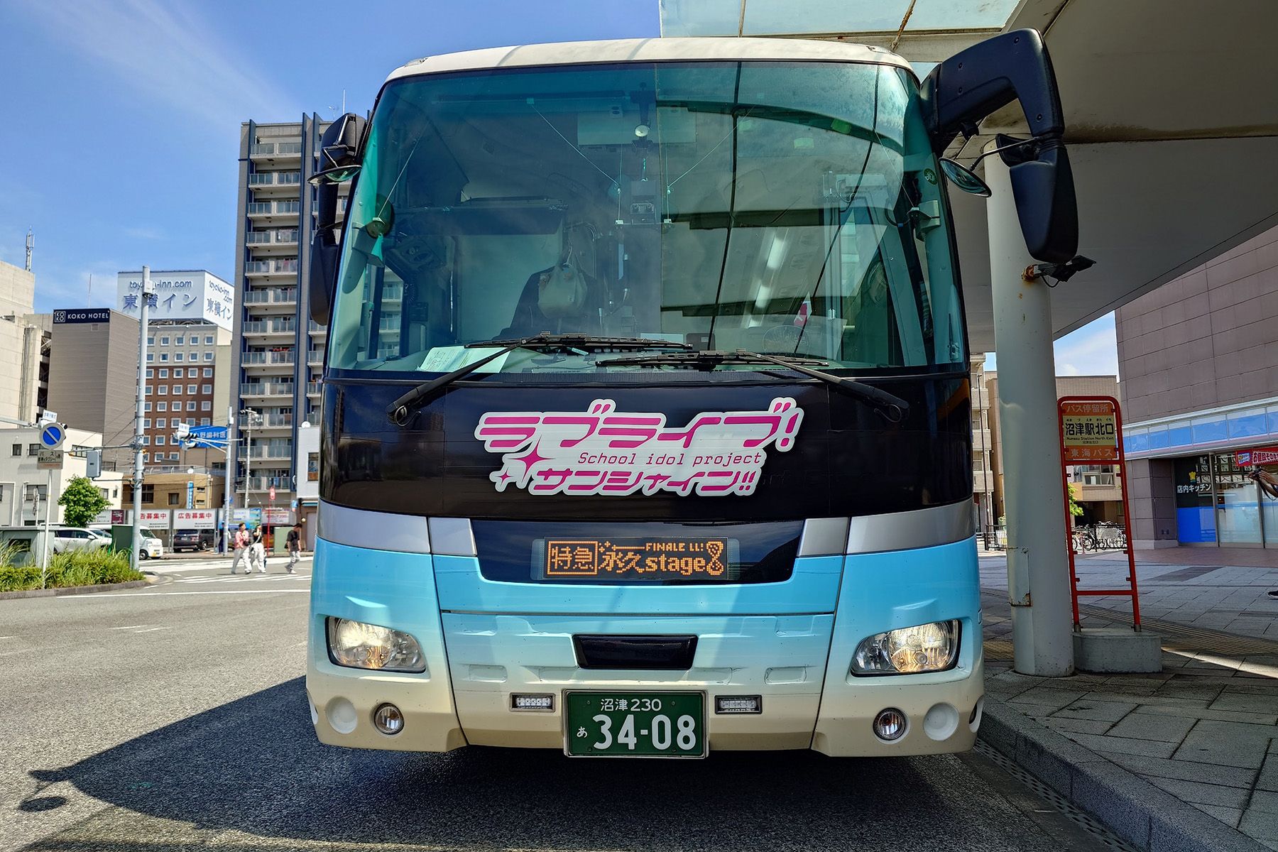 貼り付けられたスチレンボードくん サイズぴったりすぎワロタ バスの車体の行先表示器の上に貼り付けている