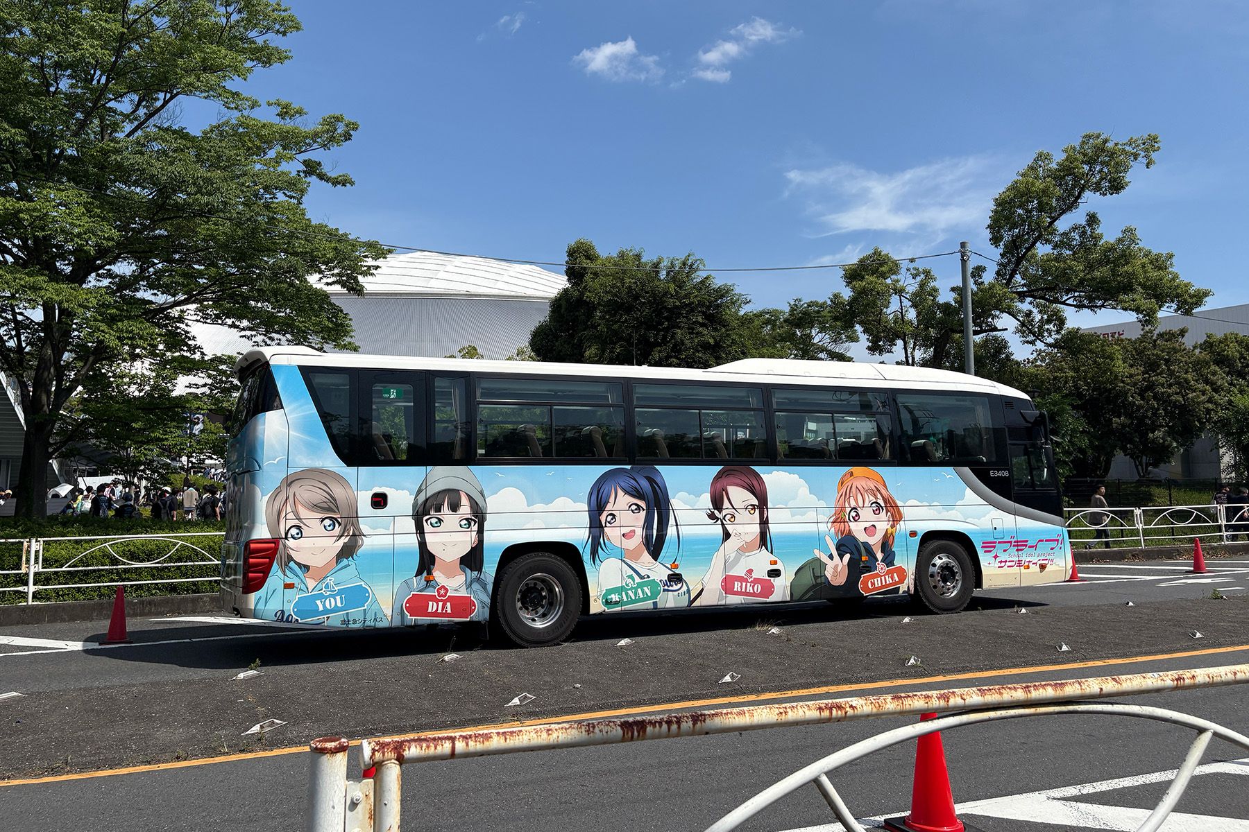 今回貸し切り運行した富士急ラブライブ!サンシャイン!!ラッピングバス (E3408) ベルーナドーム前を通過する、富士急ラブライブ!サンシャイン!!ラッピングバス