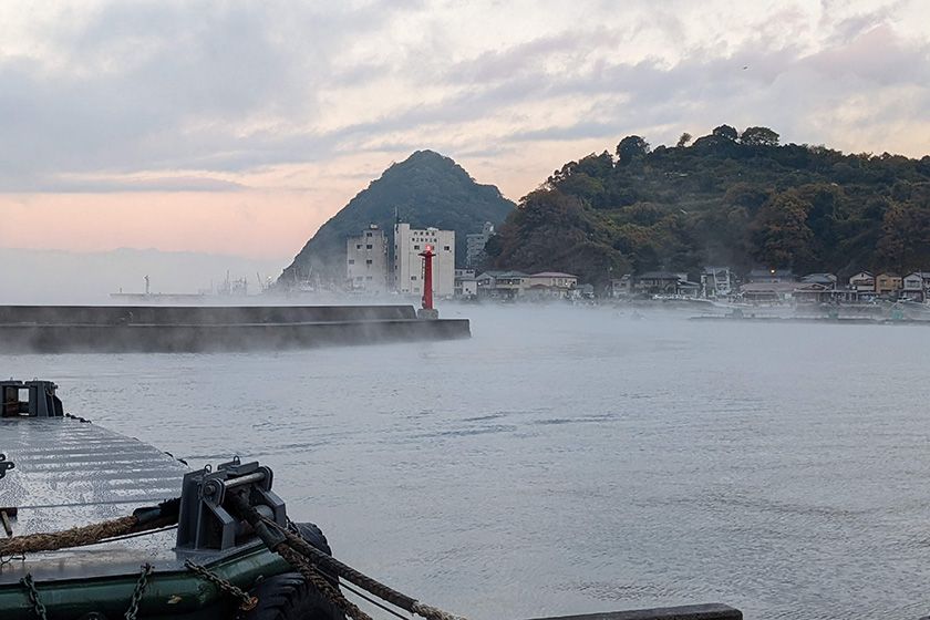 冬の内浦地区で撮影した海霧の写真。冬の条件が重なった朝にしか見ることができない。この地方では「しおくずばんば」と呼ばれる現象。