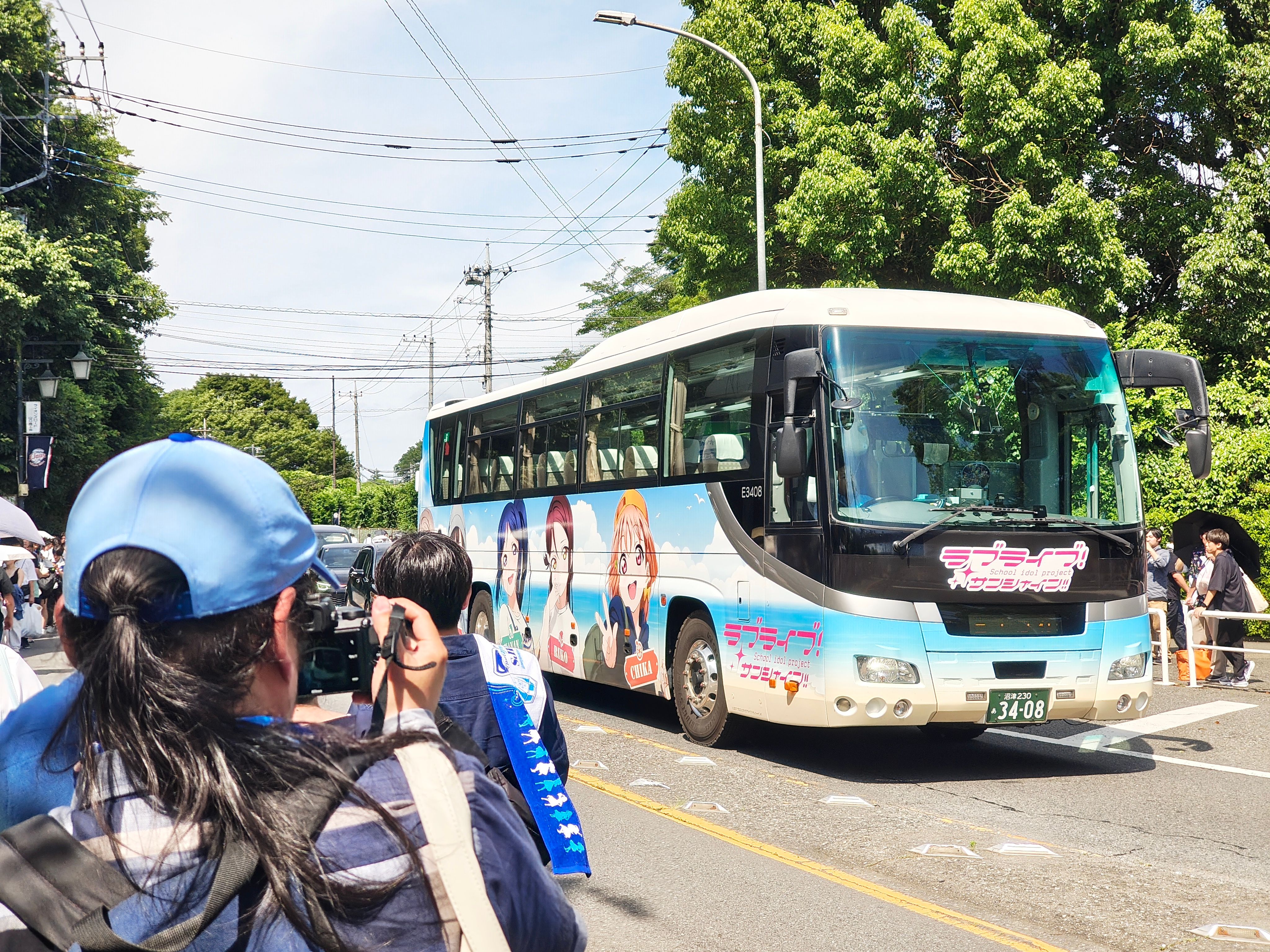 会場前道路はファミリーマートの待機列などもあり、注目度は抜群 ベルーナドーム前を通過するバスを撮影する人々